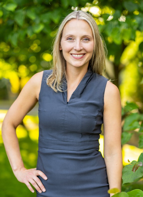 Hillsboro Oregon dentist Doctor Malinda Kearbey smiling outdoors